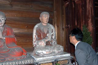 恵運像を観察する鎌田教授